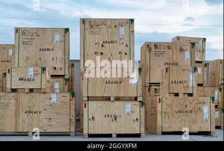 Houston, Texas, USA 12-08-2019: Holzkisten für Aramco Unternehmen aufgestapelt und transportfertig. Saudi-arabisches Ölunternehmen. Stockfoto