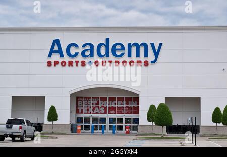 Houston, Texas USA 05-14-2021: Academy Storefront in Houston, TX. Die amerikanische Sportartikelgeschäft-Kette wurde 1938 gegründet. Stockfoto