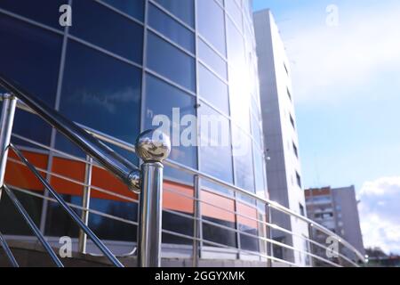 Geländer aus Glas und Edelstahl. Treppe im modernen Interieur. Glasgeländer. Niedriger Winkel Blick auf Treppen, die in Richtung eines modernen Gebäudes führen. Stockfoto