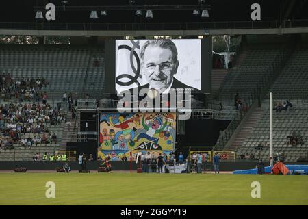 Brüssel, Belgien. September 2021. Der Bildschirm zeigt das Bild des verstorbenen Präsidenten des Internationalen Olympischen Komitees, Jacques Rogge, bei der World Athletics Wanda Diamond League in Brüssel, Belgien, am 3. September 2021. Quelle: Zheng Huansong/Xinhua/Alamy Live News Stockfoto