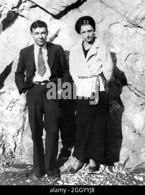 1934 Ca , Arkansas , USA : die berühmten Gangsterne BONNIE PARKER ( 1910 - 1934 ) und CLYDE BARROW ( 1909 - 1934 ). Entgegen der landläufigen Meinung haben die beiden nie geheiratet. Sie waren in einer langjährigen Beziehung. Unbekannter Fotograf. - OUTLAWS - KILLER - ASSASSINO - delinquente - criminalità organizzata - GANGSTERN - Bos - CRONAKA NERA - CRIMINALE - hat - cappello --- Archivio GBB Stockfoto