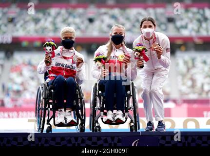 Die britische Hannah Cockroft (Mitte) feiert den Gewinn der Goldmedaille im 800-m-T34-Finale der Frauen, neben der britischen Kare Adenegan (links), die den zweiten Platz belegte, um Silber zu holen, und der US-Amerikanerin Alexa Halko, die am 11. Tag der Paralympischen Spiele in Tokio 2020 die Bronze im Olympiastadion holte Japan. Bilddatum: Samstag, 4. September 2021. Stockfoto