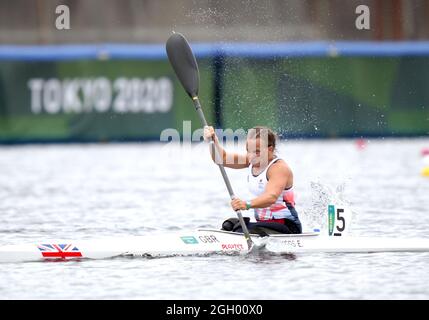 Die britische Emma Wiggs tritt am 11. Tag der Paralympischen Spiele in Tokio 2020 in Japan beim Women's Kayak Single 200m KL2 Final A auf dem Sea Forest Waterway an. Bilddatum: Samstag, 4. September 2021. Stockfoto