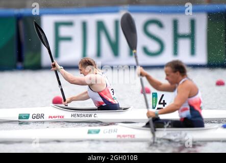 Die britische Charlotte Henshaw (links) überholt die britische Emma Wiggs und gewinnt am 11. Tag der Paralympischen Spiele in Tokio 2020 in Japan das Women's Kayak Single 200m KL2 Final A am Sea Forest Waterway. Bilddatum: Samstag, 4. September 2021. Stockfoto