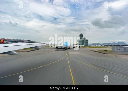 Chek Lap Kok Hong Kong - August 3 2017; Flugzeuge und Landebahn-Markierungen, die vom Flugzeug auf die Start- und Landebahn des internationalen Flughafens führen Stockfoto