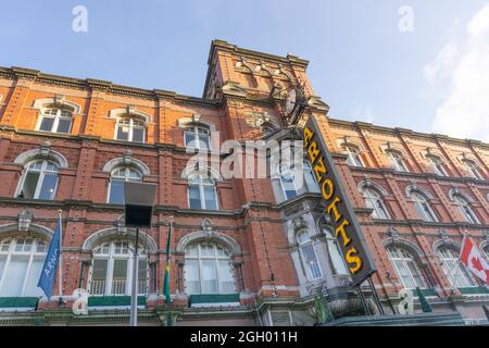 Dublin Irland - August 16 2017; Historisches Kaufhaus, Außenfassade aus rotem Backstein und Schild von Arnotts, teilweise im Schatten des späten Nachmittags in Henry Str Stockfoto