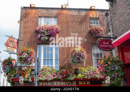 Dublin, IRLAND - 10 2017. AUGUST; Ziegelsteinmauer mit Schild und Hängekörben des berühmten Temple Bar Pub im historischen und ikonischen Viertel gleichen Namens in CI Stockfoto