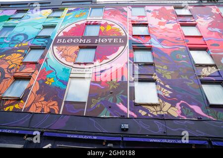 Dublin, IRLAND - 10 2017. AUGUST; Außenwand des Blooms Hotel Schilder und Erscheinungsbild in hellen Farben Stockfoto