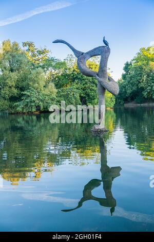 London, England - August 6 2017; Vogelskulptur West Lake im Victoria Park, reflektiert in ruhigem Wasser des Künstlers Erno Bartha, installiert 2012 Stockfoto