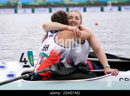 Die britische Charlotte Henshaw (rechts) feiert den Sieg im Women's Kayak Single 200m KL2 Final A mit der britischen Emma Wiggs, die am 11. Tag der Paralympischen Spiele in Tokio 2020 auf dem Sea Forest Waterway den zweiten Platz belegte. Bilddatum: Samstag, 4. September 2021. Stockfoto