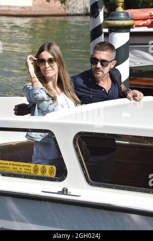 Venedig, Italien. September 2021. Antonio Banderas und Nicole Kimpel werden am Freitag, dem 3. September 2021, beim 78. Internationalen Filmfestival von Venedig zu sehen sein. Foto von Rocco Spaziani/UPI Credit: UPI/Alamy Live News Stockfoto