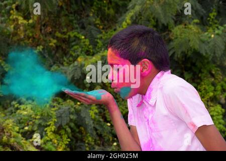 Kleiner Junge, der mit Farben spielt, in fröhlicher Stimmung, Konzept für das indische Festival Holi Stockfoto