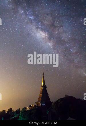 Die Milchstraße ragt über die Pagode auf dem Inthanon-Berg, Chiang Mai Thailand Stockfoto