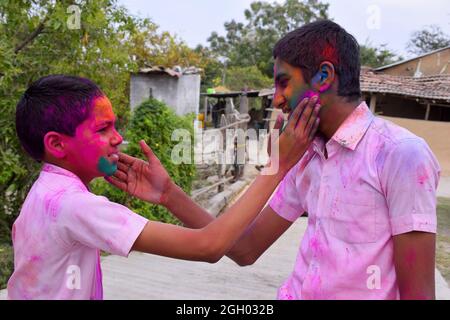 Zwei Jungen spielen in fröhlicher Haltung in Farben, Konzept für das indische Festival Holi Stockfoto