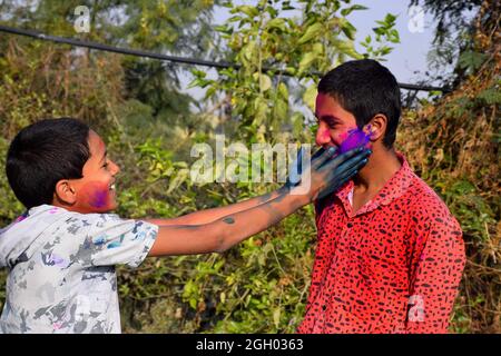 Zwei Jungen spielen in fröhlicher Haltung in Farben, Konzept für das indische Festival Holi Stockfoto