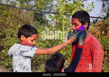 Zwei Jungen spielen in fröhlicher Haltung in Farben, Konzept für das indische Festival Holi Stockfoto