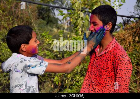 Zwei Jungen spielen in fröhlicher Haltung in Farben, Konzept für das indische Festival Holi Stockfoto