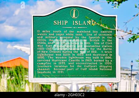 Eine historische Markierung erzählt die Geschichte von Ship Island am 31. August 2021 in Gulfport, Mississippi. Ship Island ist eine Sperrinsel südlich von Gulfport. Stockfoto