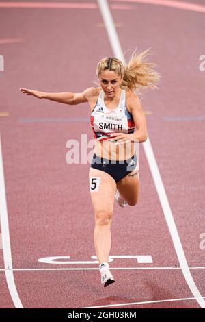 TOKIO, JAPAN. September 2021. Ali Smith aus Großbritannien tritt am Freitag, den 03. September 2021 in TOKIO, JAPAN, in WomenÕs 400 m - T38 R1/H1 bei den Paralympischen Spielen in Tokio 2020 im Olympiastadion an. Kredit: Taka G Wu/Alamy Live Nachrichten Stockfoto