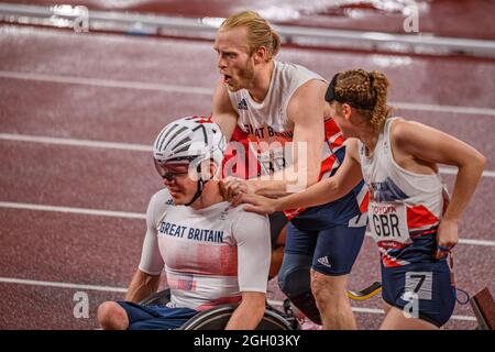 TOKIO, JAPAN. September 2021. (Von links) Nathan Maguire, Jonnie Paacock und Libby Clegg (GBR) feiern, nachdem sie am Freitag, den 03. September 2021 in TOKIO, JAPAN, das Silber für das 4x100-m-Finale der Universal Relay Finals bei den Paralympischen Spielen in Tokio 2020 gewonnen haben. Kredit: Taka G Wu/Alamy Live Nachrichten Stockfoto