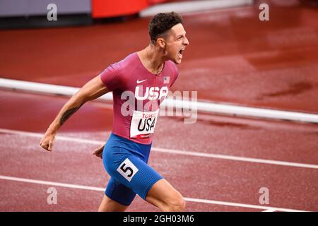 TOKIO, JAPAN. September 2021. Nick Mayhugh (USA) feiert am Freitag, den 03. September 2021 in TOKIO, JAPAN, den Gewinn des 4x100-m-Universal-Staffelfinales bei den Paralympischen Spielen in Tokio 2020 im Olympiastadion. Kredit: Taka G Wu/Alamy Live Nachrichten Stockfoto