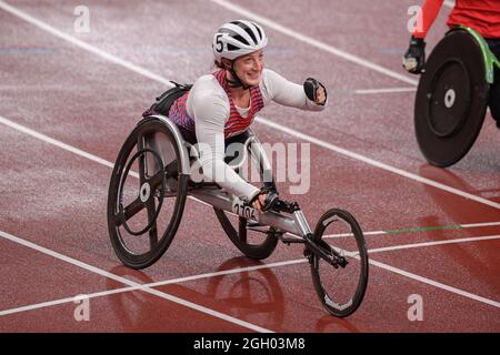 TOKIO, JAPAN. September 2021. Tatyana McFadden (USA) feiert den Gewinn des 4x100-m-Universal-Staffelfinales während der Leichtathletik-Spiele Tokio 2020 im Olympiastadion am Freitag, den 03. September 2021 in TOKIO, JAPAN. Kredit: Taka G Wu/Alamy Live Nachrichten Stockfoto