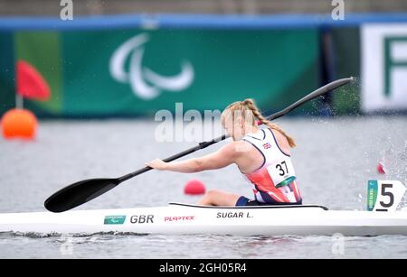 Die britische Laura Sugar tritt am 11. Tag der Paralympischen Spiele in Tokio 2020 in Japan beim Women's Kayak Single 200m KL3 Final A auf dem Sea Forest Waterway an. Bilddatum: Samstag, 4. September 2021. Stockfoto