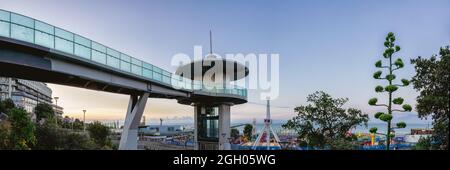 SOUTHEND-ON-SEA, ESSEX, Großbritannien - 29. AUGUST 2021: Panoramablick auf den Aussichtsturm bei Sonnenaufgang mit dem Pier und Adventure Island im Hintergrund Stockfoto