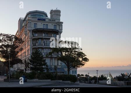 SOUTHEND-ON-SEA, ESSEX, Großbritannien - 29. AUGUST 2021: Außenansicht des Park Inn by Radisson Palace Hotels mit Blick auf die Themse-Mündung Stockfoto