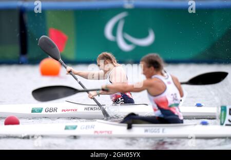 Die britische Charlotte Henshaw (links) überholt die britische Emma Wiggs und gewinnt am 11. Tag der Paralympischen Spiele in Tokio 2020 in Japan das Women's Kayak Single 200m KL2 Final A am Sea Forest Waterway. Bilddatum: Samstag, 4. September 2021. Stockfoto