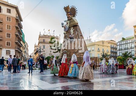 Valencia, Spanien. September 2021. Blick auf die Jungfrau bei der Blumengabe auf der Plaza de la Virgen. Alle Fallas, begleitet von Musikkapellen, machen eine Prozession zur Plaza de la Virgen, um der Jungfrau während des Las Fallas, dem berühmtesten Fest in Valencia, einen Blumenstrauß zu bieten. (Foto: Xisco Navarro/SOPA Images/Sipa USA) Quelle: SIPA USA/Alamy Live News Stockfoto