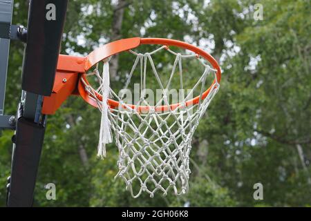 Basketballkorb mit Netz auf einem Sportplatz in einem Outdoor-Park. Hochwertige Fotos Stockfoto