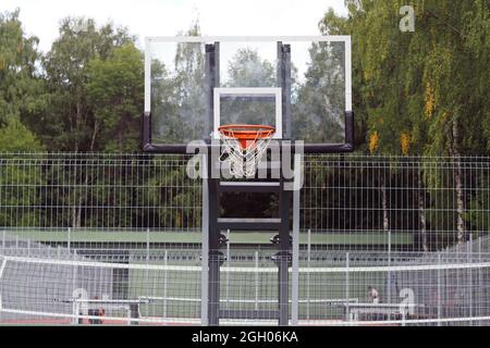 Basketballkorb auf einem Sportplatz im Park. Hochwertige Fotos Stockfoto