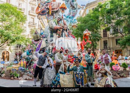 Valencia, Spanien. September 2021. Eine Gruppe von Falleros posiert für ein Foto vor einem Falla während des Fallas-Festivals in Valencia. Las Fallas, das berühmteste Fest in Valencia, wird vom 1. Bis 5. September gefeiert, mit Einschränkungen aufgrund der COVID-19-Pandemie. Kredit: SOPA Images Limited/Alamy Live Nachrichten Stockfoto