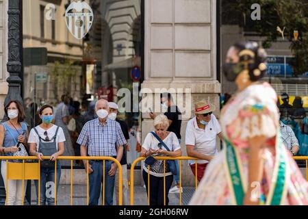 Valencia, Spanien. September 2021. Maskierte Menschen beobachten während der Preisverleihung in Valencia eine Parade. Las Fallas, das berühmteste Fest in Valencia, wird vom 1. Bis 5. September gefeiert, mit Einschränkungen aufgrund der COVID-19-Pandemie. Kredit: SOPA Images Limited/Alamy Live Nachrichten Stockfoto