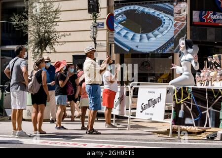 Valencia, Spanien. September 2021. Menschen mit Masken fotografieren einen Falla in Valencia. Las Fallas, das berühmteste Fest in Valencia, wird vom 1. Bis 5. September gefeiert, mit Einschränkungen aufgrund der COVID-19-Pandemie. Kredit: SOPA Images Limited/Alamy Live Nachrichten Stockfoto