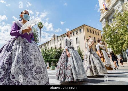 Valencia, Spanien. September 2021. Falleras hat bei der Preisverleihung in Valencia Masken getragen. Las Fallas, das berühmteste Fest in Valencia, wird vom 1. Bis 5. September gefeiert, mit Einschränkungen aufgrund der COVID-19-Pandemie. Kredit: SOPA Images Limited/Alamy Live Nachrichten Stockfoto