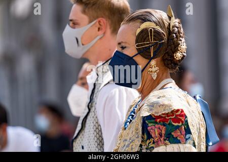 Valencia, Spanien. September 2021. Die Details der Haare einer Fallera während der Preisverleihung in Valencia. Las Fallas, das berühmteste Fest in Valencia, wird vom 1. Bis 5. September gefeiert, mit Einschränkungen aufgrund der COVID-19-Pandemie. Kredit: SOPA Images Limited/Alamy Live Nachrichten Stockfoto