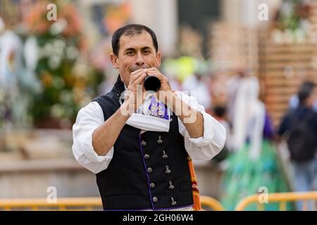 Valencia, Spanien. September 2021. Ein Mann spielt die Dolcaina, während des Fallas-Festivals in Valencia. Las Fallas, das berühmteste Fest in Valencia, wird vom 1. Bis 5. September gefeiert, mit Einschränkungen aufgrund der COVID-19-Pandemie. Kredit: SOPA Images Limited/Alamy Live Nachrichten Stockfoto