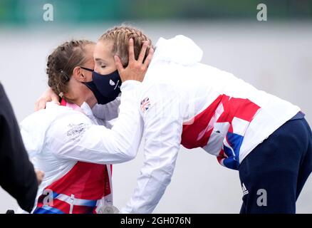 Die britische Charlotte Henshaw (rechts) feiert den Gewinn der Goldmedaille mit der britischen Emma Wiggs, die nach dem 1-m-KL2-Finale A der Frauen im Kayak-Einzelfinale der Frauen im Sea Forest Waterway am 11. Tag der Paralympischen Spiele in Tokio 2020 in Japan Silber einfordert. Bilddatum: Samstag, 4. September 2021. Stockfoto