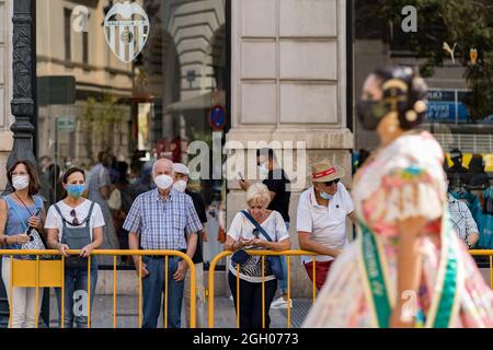 Valencia, Spanien. September 2021. Maskierte Menschen beobachten während der Preisverleihung in Valencia eine Parade. Las Fallas, das berühmteste Fest in Valencia, wird vom 1. Bis 5. September gefeiert, mit Einschränkungen aufgrund der COVID-19-Pandemie. (Foto: Xisco Navarro/SOPA Images/Sipa USA) Quelle: SIPA USA/Alamy Live News Stockfoto