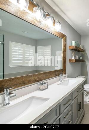 Vertikal modernes, handwerkliches Badezimmer-Innendesign mit Doppelwaschbecken Stockfoto