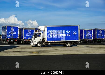 San Luis Talpa, El Salvador. September 2021. Logistikfahrzeuge transportieren COVID-19-Impfdosen. El Salvador erhielt mehr als 500,000 Impfstoffe vom chinesischen Hersteller Sinopharm und ist damit die 32. Ankunft von COVID-19-Impfstoffen. Kredit: SOPA Images Limited/Alamy Live Nachrichten Stockfoto