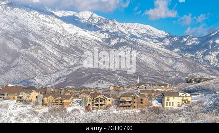 Pano Town liegt am Berghang in Draper, Utah, mit Blick auf den Mount Timpanogos Stockfoto