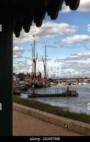 Unscharfe Sicht auf Boote und Themse Barges am Hythe Quay in Maldon vom Strandschutz aus gesehen Stockfoto