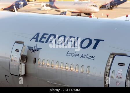 MOSKAU - AUG 22: Rumpf eines Flugzeugs mit dem Logo der Aeroflot Russian Airlines auf der Oberfläche in Moskau, August 22. 2020 in Russland Stockfoto