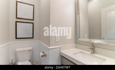 Pano Innenraum eines Badezimmers mit eingebautem Waschbecken mit Schrank und Spiegel Stockfoto