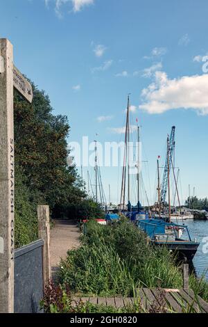 HEYBRIDGE BASIN, ESSEX, Großbritannien - 25. AUGUST 2021: Blick auf den Schleppweg des Chelmer Blackwater Navigation mit Schild zum Saltmarsh Coast Trail Stockfoto