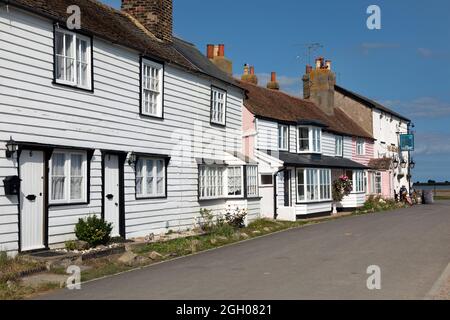 HEYBRIDGE BASIN, ESSEX, Großbritannien - 25. AUGUST 2021: Außenansicht der Hütten auf Lock Hill Stockfoto