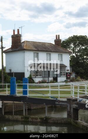 HEYBRIDGE BASIN, ESSEX, Großbritannien - 25. AUGUST 2021: Außenansicht des Schleusenhauses neben dem Schloss Stockfoto